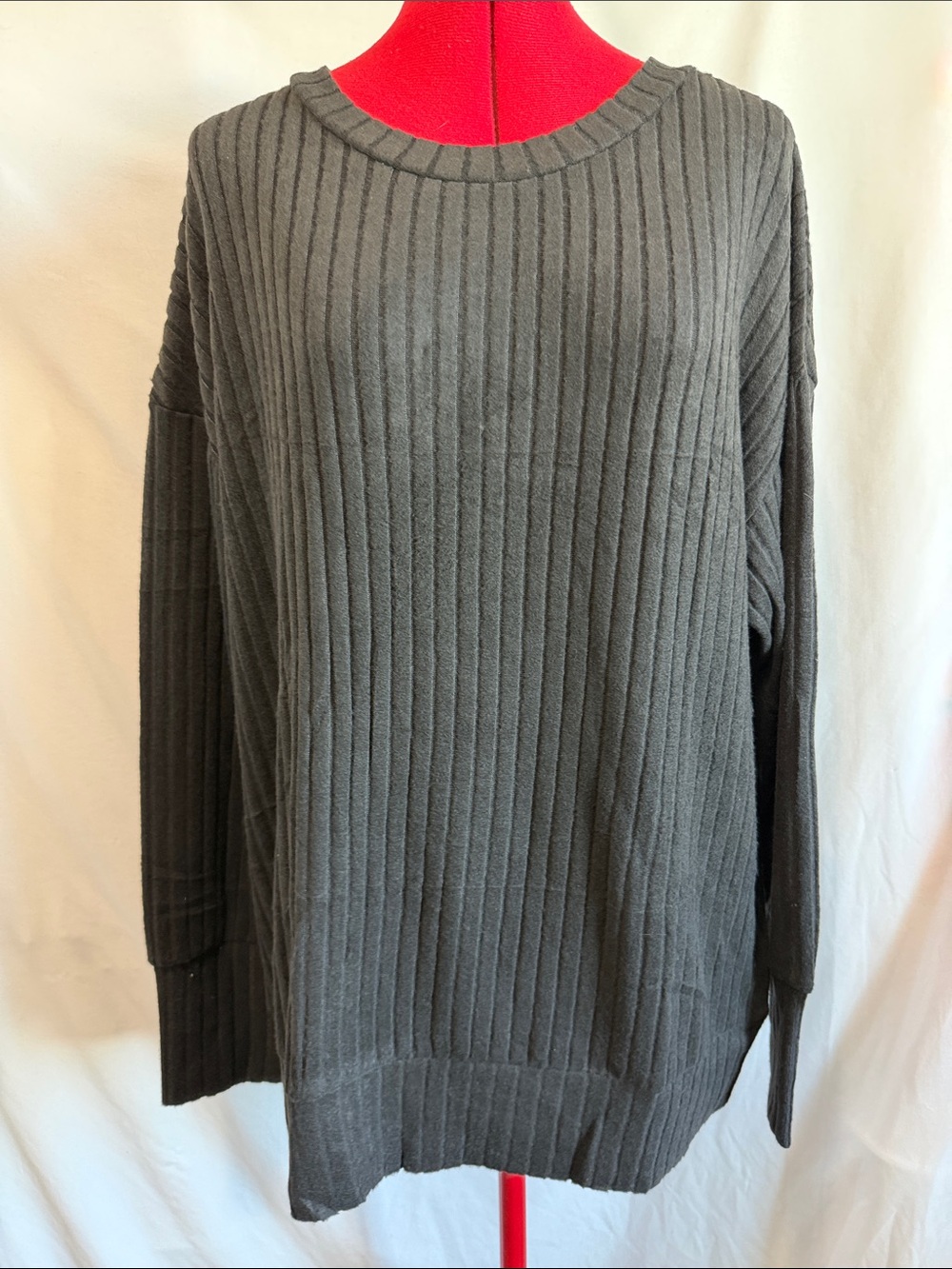 Ribbed Crewneck Sweater in Black XL78
